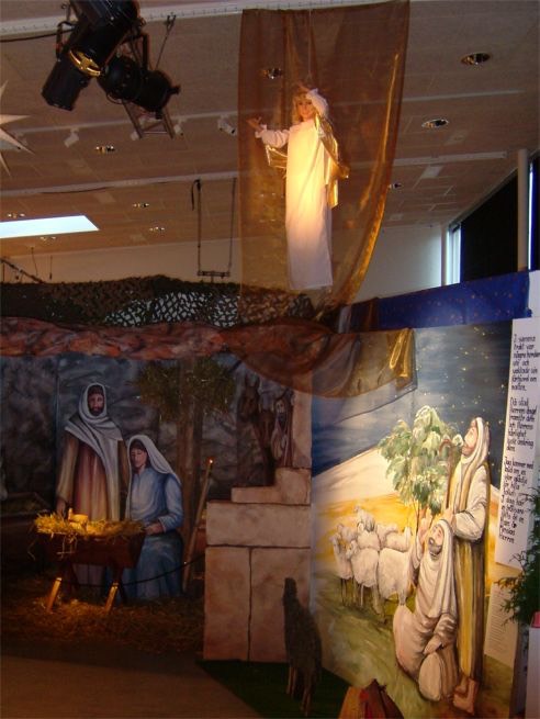 Maria föder sitt barn (Jesus) i stallet. Herdarna utanför på ängen får budskap om födelsen av en ängel.