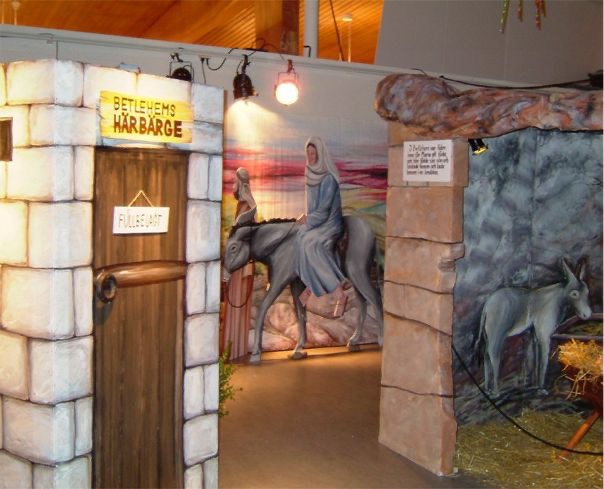 Väl framme i det överfulla Betlehem söker Josef och Maria nattlogi men hittar inget annat än ett stall.