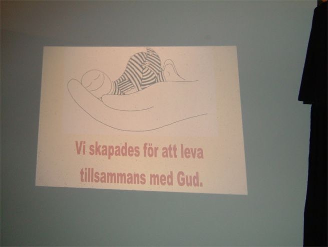 I första rummet visas ett antal bilder med följande texter:- "Gud är ljus och inget mörker bor i honom."- "Innan något annat existerade fanns Jesus hos Gud. Han har alltid funnits och är Gud."- "Vi skapades för att leva tillsammans med Gud." - "I bland väljer vi att strunta i Gud ..."-" ... men Gud älskar oss och längtar efter oss.”