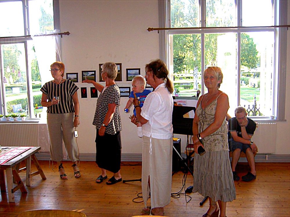Fyra av SPIRA-gruppens sex medlemmar under vernissagen den 24/7 2006 i Kyrkstugan, Själevad.