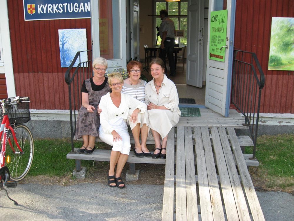 Utställarna samlade utanför utställningslokalen.