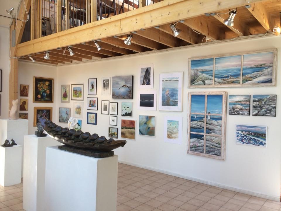 Sommarutställningen i Galleri kyrkskolan. Öppet varje lörd. Sön. Kl. 11.00-16.00 till den 5 aug. Välkommen att titta och ta en fika. Midsommarhelgen stängt.
