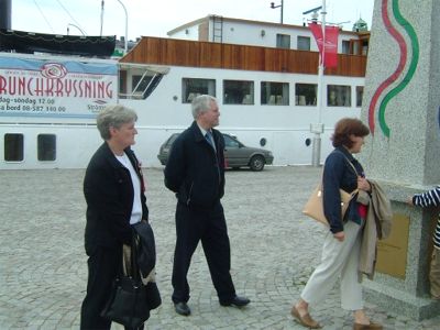 Anne, Ove och Berit väntar på "tåget", 17/5 -04