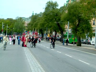 Cyklande poliser bereder väg för "tåget", 17/5 -04