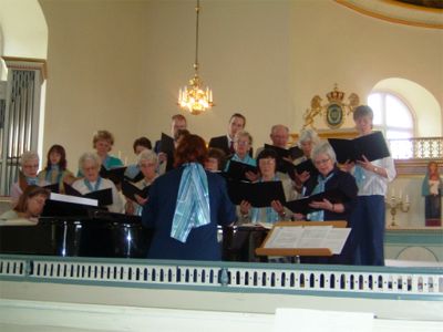 Marita dirigerar kyrkokören i Långaryds kyrka, 30/5 -04