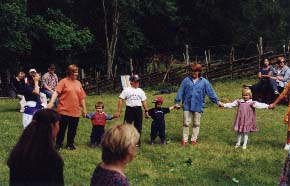 I dansen deltog Isak, Marita, Adam, Lukas, Jonas, Berit m fl. 1999-06-25