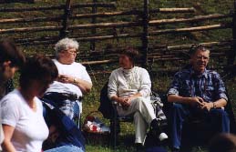 En del föredrog att sitta och prata under dansen - Susanne, Gullan o Bengt. 1999-06-25