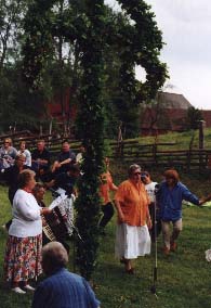 Dans kring midsommarstången i Hembygdsparken, Broaryd 1999-06-25