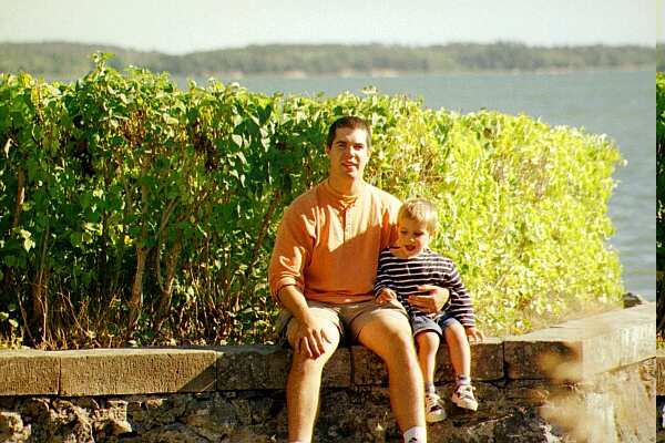 Daniel och Jonas utanför Tullgarns Slott. 1999-09-11