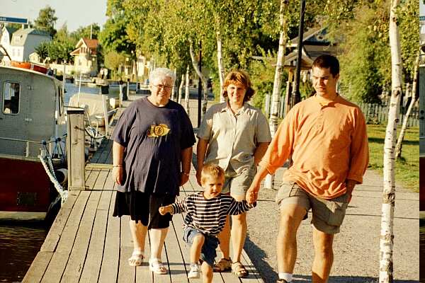 Susanne, Jonas, Berit och Daniel på promenad utmed hamnen i Trosa på väg till en avslutande middag i centrum. 1999-09-116