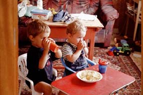 Jonas och Felix äter kvällsmat framför TV:en. 1999-07-28