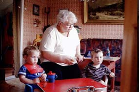 Och även Adam behöver mat ibland. Här matas han i smyg av Mormor. 1999-07-28