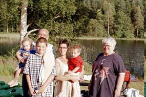 Felix, Klaus, Karl-Philip, Åsa, Adam och Susanne vid Örsjön. 1999-07-29