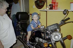 Samtalet resulterade i att Felix fick testa Morfars motorcykel. 1999-07-20