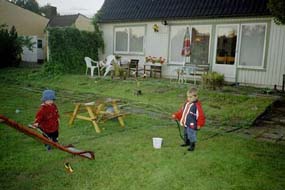 Felix och Jonas leker med vatten. 1999-08-22