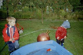 Oj - vad blöt Felix blev! 1999-08-22