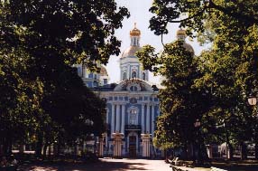 Det finns gott om vackra kyrkor i St Petersburg. Här bredvid finns St Nikolaikyrkan 1999-07-13