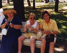 Lunchrast i parken intill Uppståndelsekyrkan, Susanne, Malin och Eva 1999-07-13