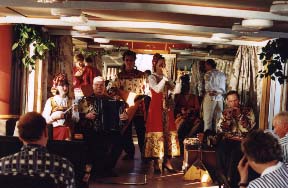 Kryssningsbåten på floden Neva bjöd på folklore på kvällen. En trevlig upplevelse 1999-07-13