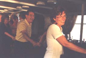 I slutdansen fick även gästerna deltaga - här Gudmund och Eva 1999-07-13