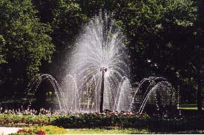 En av de många vackra fontänerna i Petershof-parken 1999-07-14