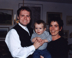 Här är hela familjen samlad - Mats , Felix och Åsa. 1999-03-27