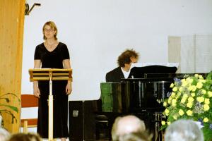 Solisten Camilla Stenman, ackompanjerad av Claes Hilliges, sjunger "Jag vet att min förlossare lever", av G F Händel 2000-05-01 Foto: Leif Kennerberg