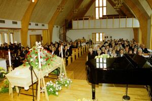 Mycket folk hade samlats i vår vackra kyrka - släktingar, vänner och arbetskamrater - för att hedra Susanne och göra dagen ljusare. 2000-05-01 Foto: Leif Kennerberg