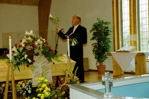 Officiant var pastor Göran Skoog. I sitt hälsningstal uppmanade han oss att rikta blickarna mot Kristi kors - för döden är inte slutet - Jesus är uppståndelsen och livet. 2000-05-01 Foto: Leif Kennerberg