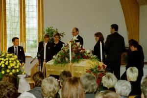 Efter psalmen "Bred Dina vida vingar" avslutades begravningsgudstjänsten med defilering och personligt avsked vid kistan under det att Claes Hilliges spelade lågmäld och stilla musik. 2000-05-01 Foto: Leif Kennerberg