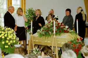 Förutom familjen och de närmaste släktingarna hade Susanne många vänner och arbetskamrater - alla tog tillfället att defilera förbi kistan i ett sista farväl. 2000-05-01 Foto: Leif Kennerberg