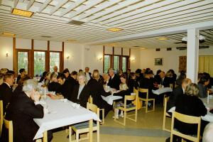 Efter begravningsgudstjänsten stannade många kvar på minnesstunden i festvåningen. Det var Susannes syjunta som svarade för festen. 2000-05-01 Foto: Leif Kennerberg