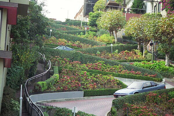 Lombard Street i San Francisco (världens krokigaste gata). 1/11 -00.