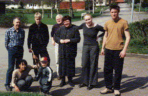 En del av våra gäster inkvarterades hos goda vänner, familjen Haraldsson. På bilden ses bl a Bengt, John & John, Renate, Linda, Tom och Laide. 2000-05-03 Foto: Bengt Haraldsson