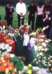 Här är det Åsa, Max, Tom, Delanke, Laide och John junior som tar avsked vid den öppna graven. 2000-05-03 Foto: Fritz Hilliges