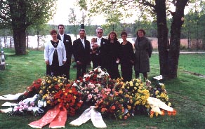 Susannes blomstersmyckade gravkulle med Marita, Daniel, Gudmund, Max, Ivan, Berit, Åsa och Ella i bakgrunden. 2000-05-03 Foto: Fritz Hilliges