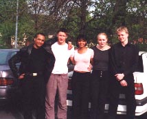 De äldre kusinerna strax före avfärden mot Göteborg resp Stockholm. Från vänster ser vi Delanke, Tom, Laide, Linda och John. 2000-05-03 Foto: Fritz Hilliges