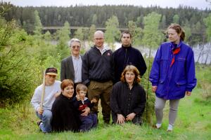 Isak, Marita, Adam, Berit, Ivan, Markku, Daniel och Sara framför Kråkåssjön. 2000-05-03 Foto: Ivan Valfridsson