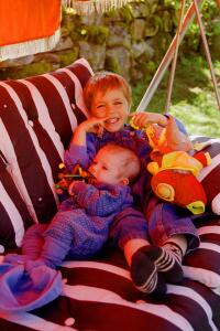Jonas och Max har det skönt på Danhäll. 2000-05-06 Foto: Ivan Valfridsson
