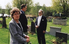 Susanne fick flytta hem stilla och lugnt den 22 april 2000 efter en kort tids sjukdom i cancer. Begravningen ägde rum i Pingstkyrkan Tyresö den 1/5 och grav- sättningen skedde på Södra Hestra kyrkogård den 3/5. Strax före gravsättningen och folk börjar samlas. Här samtalar jag med min ungdomskamrat Lars Bengtsson och min syster Eva Stenbaek. 2000-05-03 Foto: Toje Stenbaek