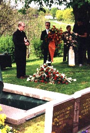 Efter bön och välsignelsen sjungs psalmen "Härlig är jorden". 2000-05-03 Foto: Toje Stenbaek