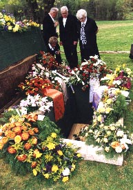 Här tar Werner, Liz, Werner junior och Gunilla avsked och lämnar sina blommor. 2000-05-03 Foto: Toje Stenbaek