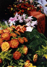 Många vackra och välkomponerade blomsteruppsättningar lämnades. 2000-05-03 Foto: Toje Stenbaek