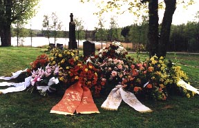 Under minnesstunden fylldes graven igen och blommorna placerades på gravkullen. Gravplatsen är mycket vackert belägen i skuggan av några stora träd och med fin utsikt över Hestrasjön. 2000-05-03 Foto: Toje Stenbaek