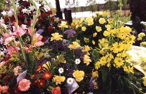 Alla dessa vackra blommor tyder på mycken omtanke och kärlek. Susanne betydde mycket för många. 2000-05-03 Foto: Toje Stenbaek
