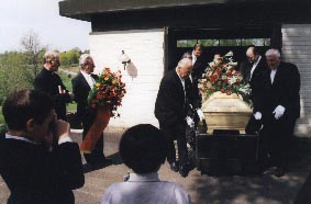 Susannes kista hämtas ut ur gravkapellet nedanför kyrkogårdsmuren ... 2000-05-03 Foto: Toje Stenbaek