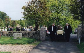 Vid ingången till kyrkogården låg ett granriskors, som just nu passeras. 2000-05-03 Foto: Toje Stenbaek