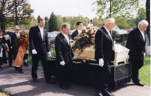 Bårbärarna utgjordes av Susannes bröder Fritz och Werner Hilliges, svåger Gudmund Valfridsson och svärson Markku Virtanen samt brorson Werner Hilliges junior och sonen Daniel Valfridsson. 2000-05-03 Foto: Toje Stenbaek