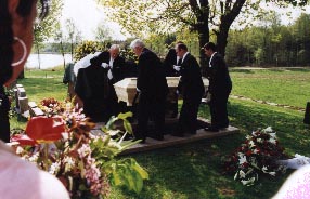 Framme vid gravplatsen bärs kistan över den öppna graven och sänks sakta ner med hjälp av remmar. 2000-05-03 Foto: Toje Stenbaek
