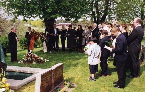 De närvarande sjunger psalmen "Det finns djup i Herrens godhet", varefter prästen läser valda bibelord. 2000-05-03 Foto: Toje Stenbaek
